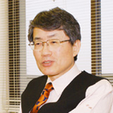 松井敏幸副院長。症例の長期的な追跡や,臨床研究を行っていく上で,症例画像は重要なデータであるため,PACSにより劣化のない保存ができる意義は非常に大きいとフィルムレス運用のメリットを述べている。