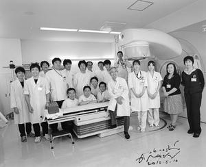 東京大学医学部附属病院放射線科放射線治療部門のスタッフ(撮影:荒木経惟氏) 東京大学医学部附属病院放射線科放射線治療部門のスタッフ(撮影:荒木経惟氏)