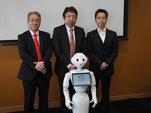 PepperとAIを使った共同研究をスタート。左から片山氏,高尾氏,手塚氏 PepperとAIを使った共同研究をスタート。左から片山氏,高尾氏,手塚氏